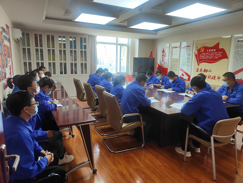 隴神戎發(fā)生產(chǎn)第一黨支部組織收看中國(guó)共產(chǎn)黨第二十次全國(guó)人民代表大會(huì)開幕盛況