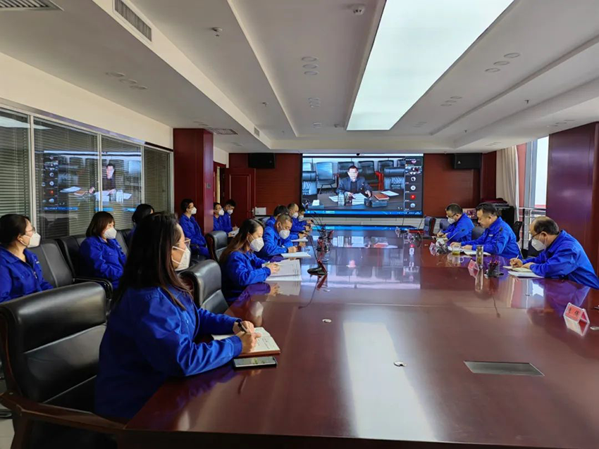 集團(tuán)公司黨委委員、副總經(jīng)理康海軍在基層聯(lián)系點(diǎn)宣講黨的二十大精神