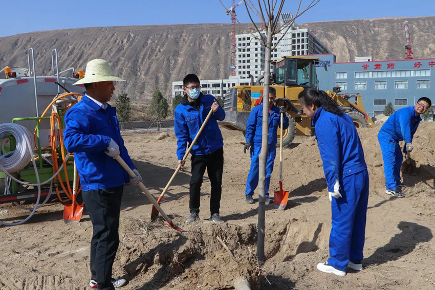 【“三抓三促”進(jìn)行時(shí)】“植初心、種未來(lái)、栽種希望，與隴神戎發(fā)共成長(zhǎng)”——隴神戎發(fā)組織開(kāi)展植樹(shù)活動(dòng)
