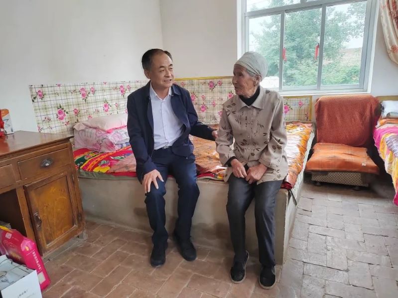 【幫扶新聞】甘肅藥業(yè)集團(tuán)黨委書(shū)記、董事長(zhǎng)周榮一行到安定區(qū)開(kāi)展結(jié)對(duì)幫扶工作