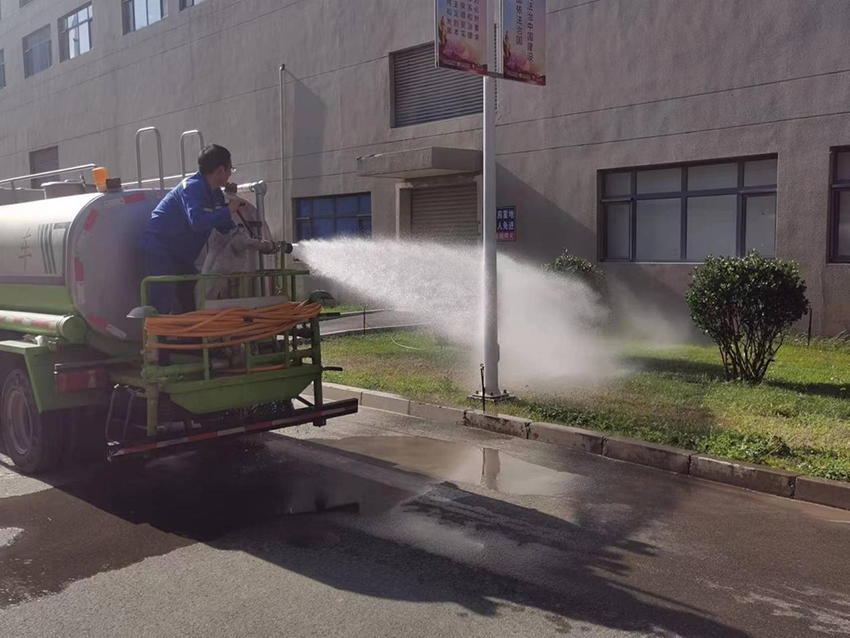 【“三抓三促”進行時】梳妝煥顏正當時 廠區(qū)綠化展新貌——生產(chǎn)管理部開展草坪美化工作