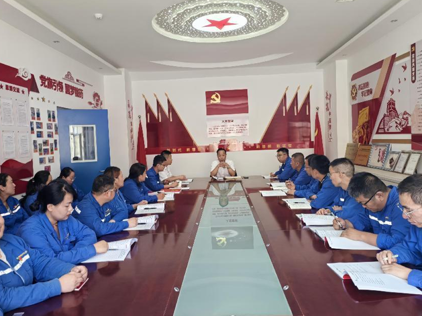 做鐵的紀(jì)律“排頭兵”——隴神戎發(fā)黨委書(shū)記、董事長(zhǎng)宋敏平講授黨紀(jì)教育專(zhuān)題黨課